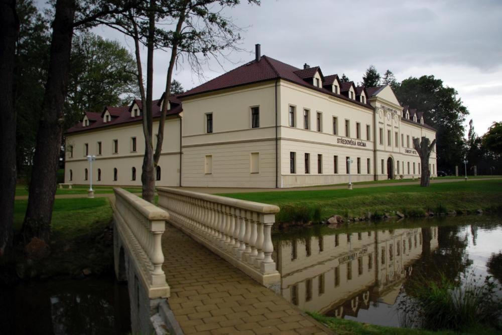 Готель Zamek Kamenny Dvur Kynsperk nad Ohri Екстер'єр фото